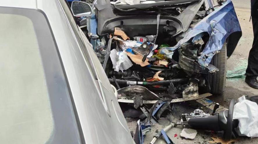 特斯拉飛速撞上公交車致1死1傷！警方通報
