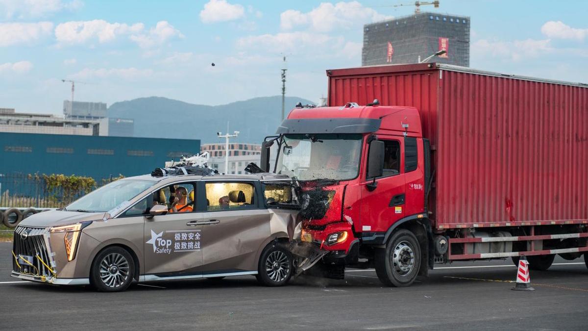 “三明治”式連環車禍，看看國產豪華MPV安全品質究竟如何？