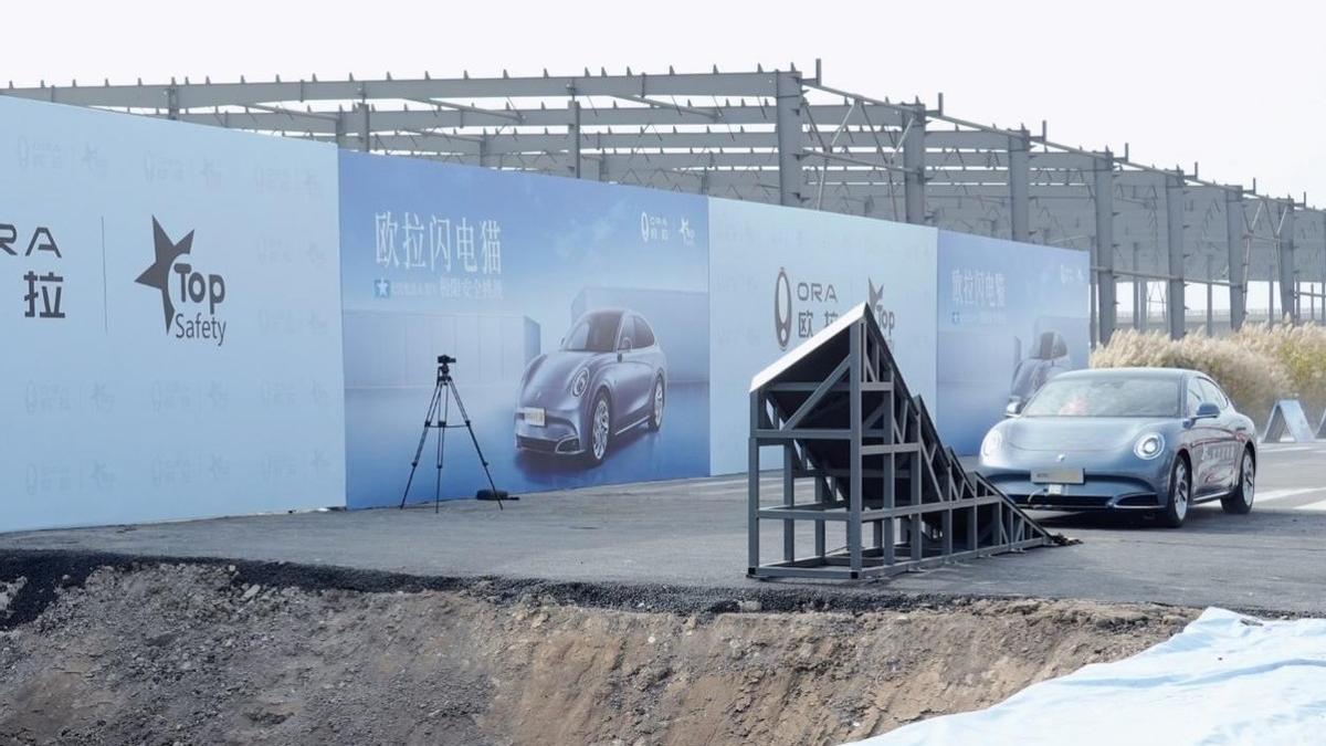 歐拉閃電貓高速螺旋翻滾跌落挑戰成功