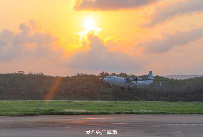 海軍航空兵南海開展夜間搜攻潛訓練