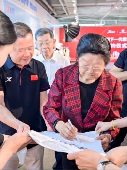 再捐1億元！特步攜手中國下一代教育基金會助力青少年成長