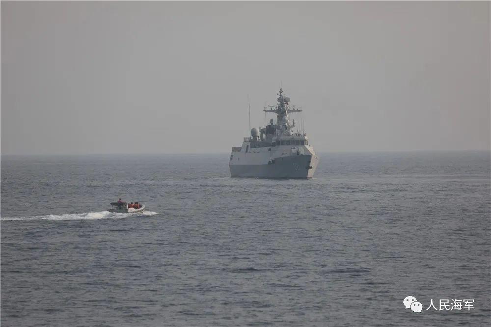 民船沉沒！海軍攀枝花艦艦員成功救起12名落水船員