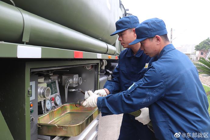 東部戰區空軍某部拉開公路髮油演練