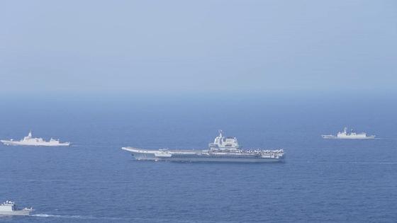 臺島以東海空域，山東艦航母編隊與多軍種聯合演練