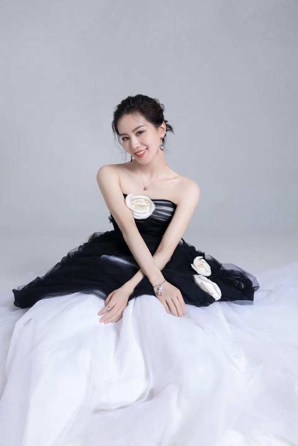 劉詩詩穿黑白抹胸紗裙 笑容甜美優雅大方