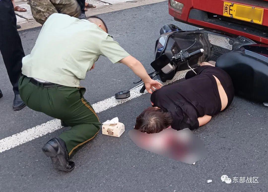 返營途中，武警官兵果斷出手