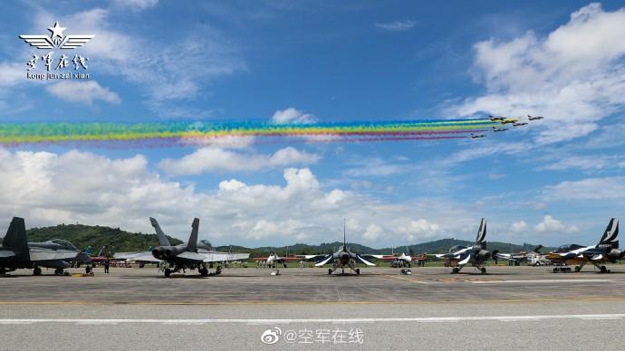 空軍八一飛行表演隊飛行表演精彩大圖來襲！