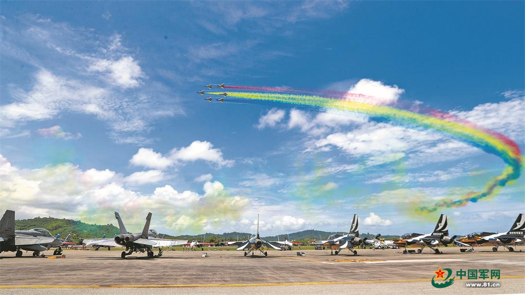 空軍八一飛行表演隊在第16屆蘭卡威國際海事和航空展亮相