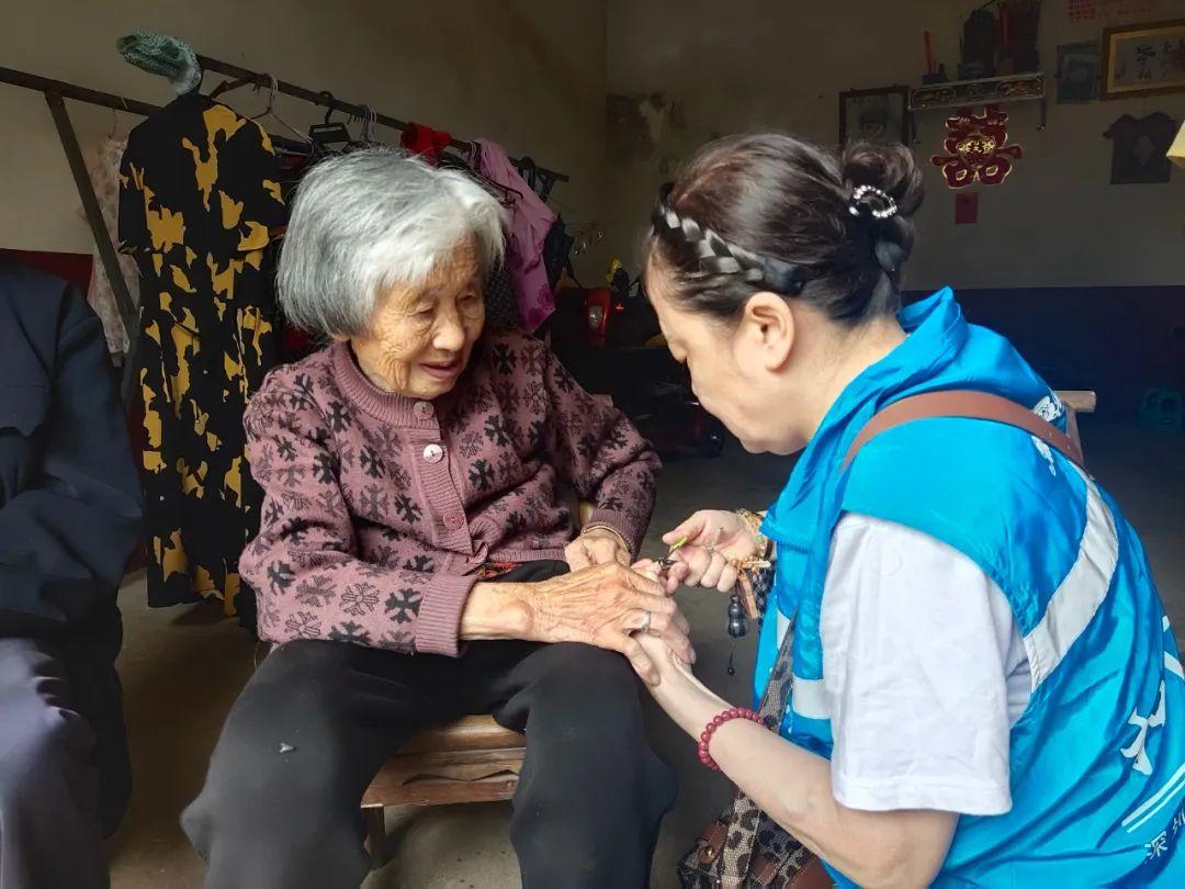 各地誌願者探訪關愛服務“四個一”的感人瞬間