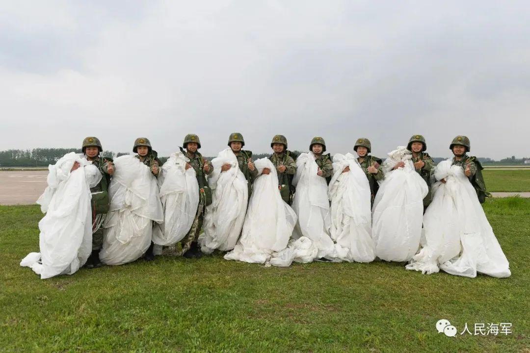 千米高空，海軍陸戰女兵上演真人跳