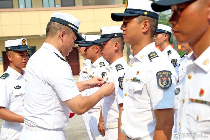 南部戰區海軍某基地岸勤部組織了勳表授予儀式