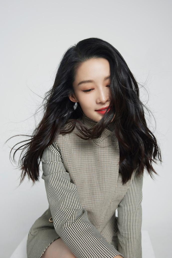 李沁穿格紋套裝 長髮披肩氣質優雅