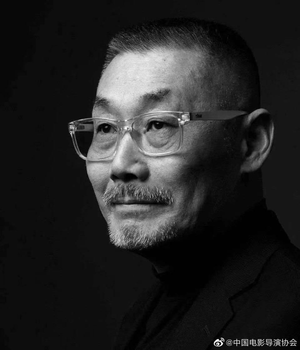 導演何平因病去世享年65歲，張藝謀發文悼念