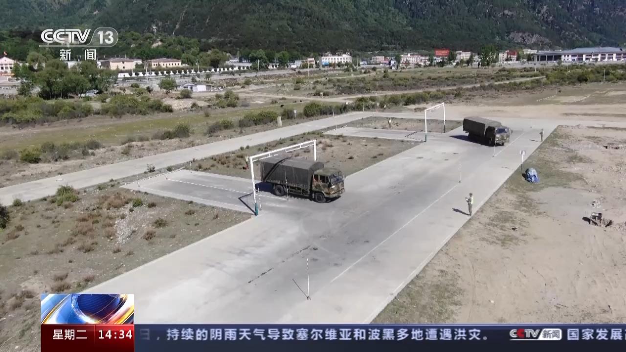 無千斤頂換輪胎、夜間應急處置……陸軍某旅進行晝夜連貫多科目考覈