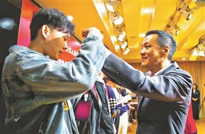 “怎樣做一個合格的文藝工作者”