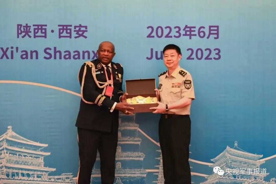 駐華武官赴中部戰區參觀訪問