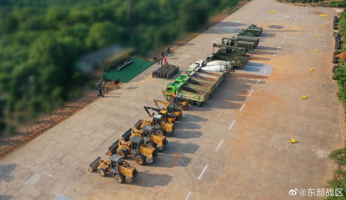 東部戰區空軍某場站聯合駐地民兵開展機場搶修軍地聯合演練