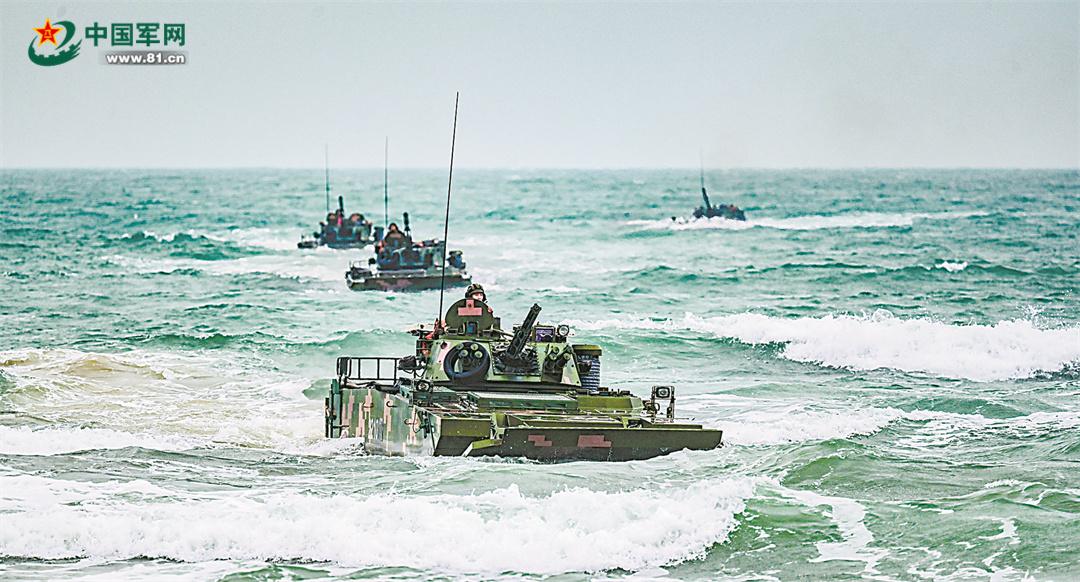 波峯浪谷礪精兵！東部戰區陸軍某旅新兵海上駕駛訓練