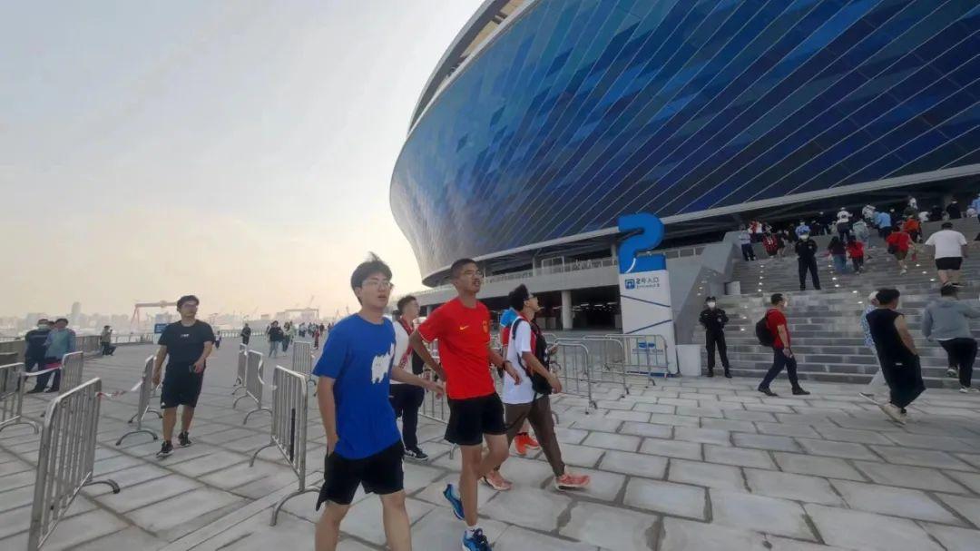 中國男足4 : 0完勝緬甸！大連梭魚灣足球場飄紅！