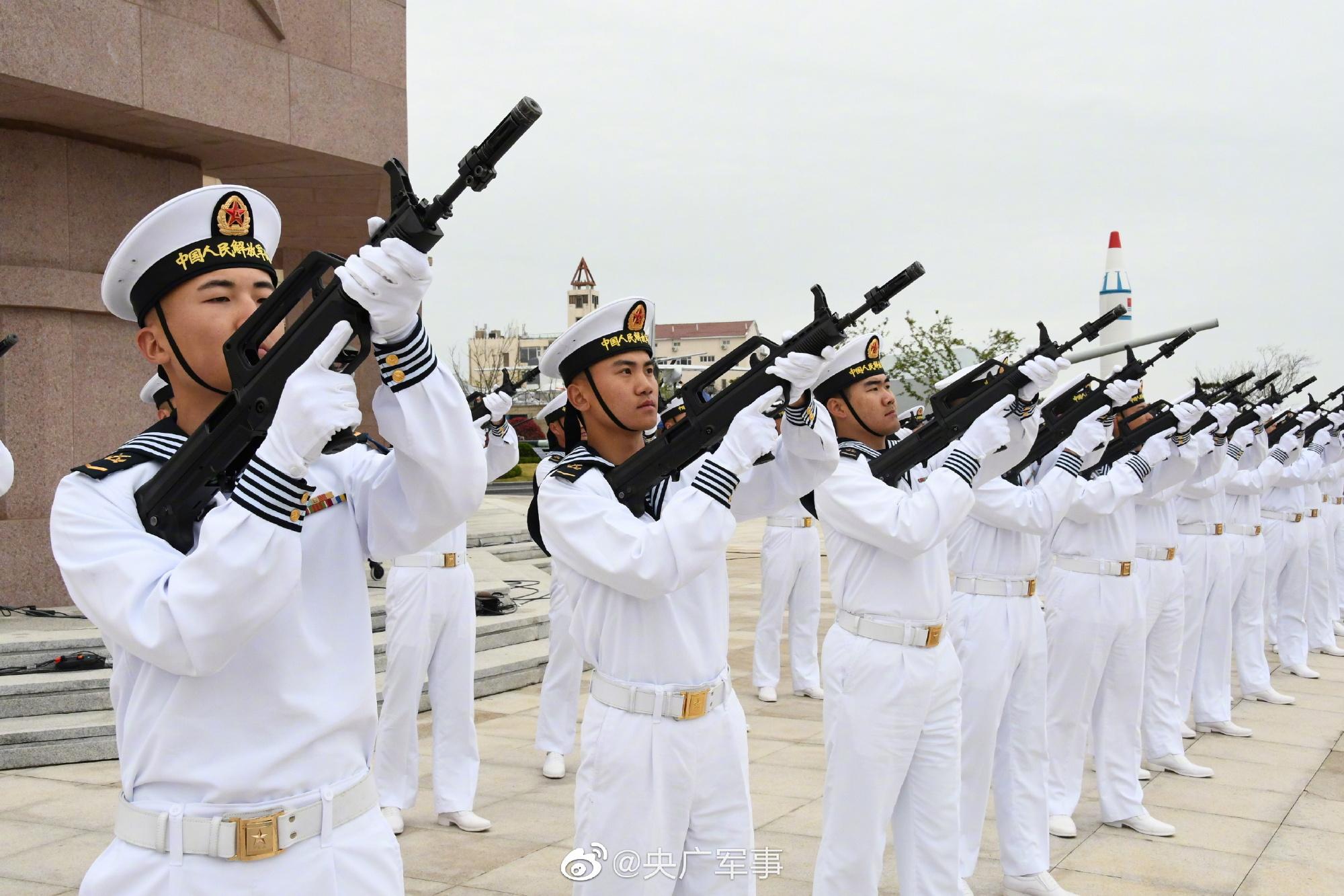 致敬人民海軍英雄儀式在青島海軍博物館海軍英雄廣場隆重舉行
