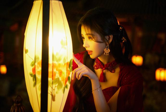 鞠婧禕寫真大片曝光 一襲紅裙溫婉迷人