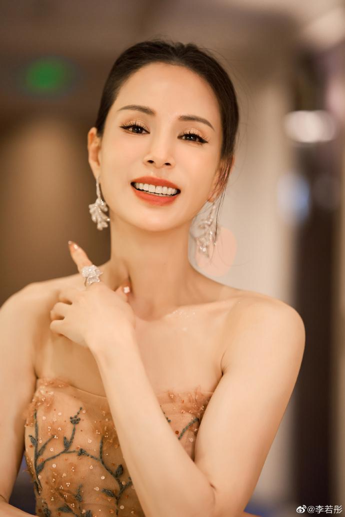 李若彤身着長裙 彰顯完美身材！