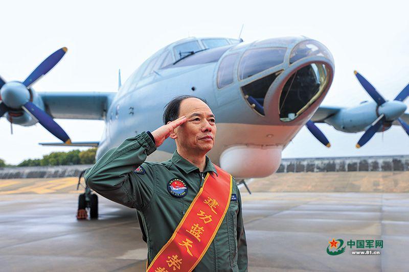 榮耀時刻難說再見，7名“老飛”最後一次向戰機敬禮