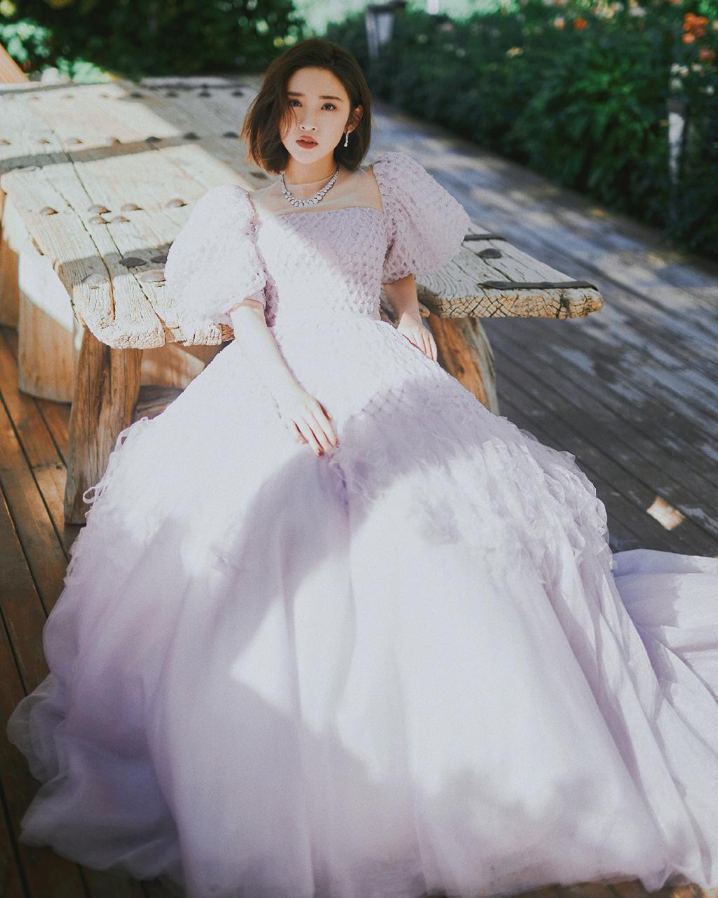 唐藝昕穿紫色蓬蓬裙 對鏡甜笑溫婉可人