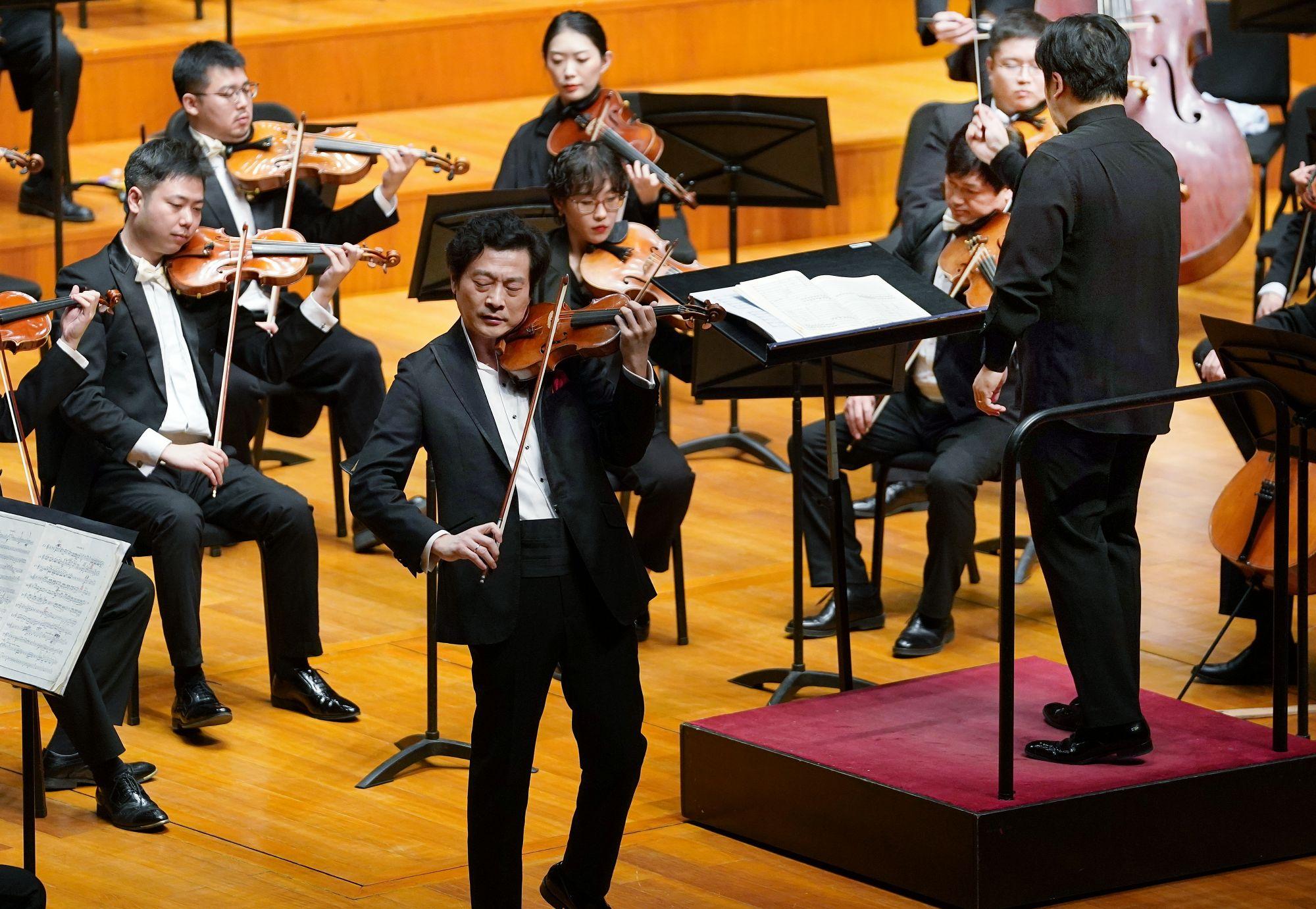 北京交響樂團樂季開幕，呂思清激情演繹“門小協”