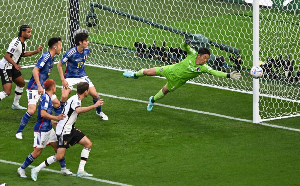 卡塔爾世界盃 | 日本隊“四連撲”門將：團結幫助日本取得勝利