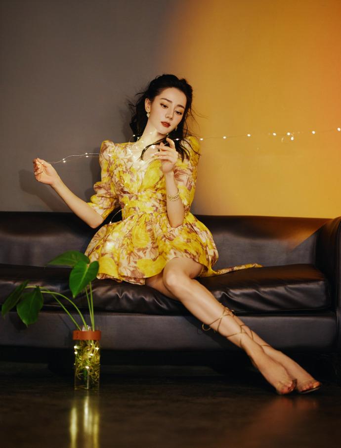 迪麗熱巴寫真大片曝光 妝容精緻氣質滿分