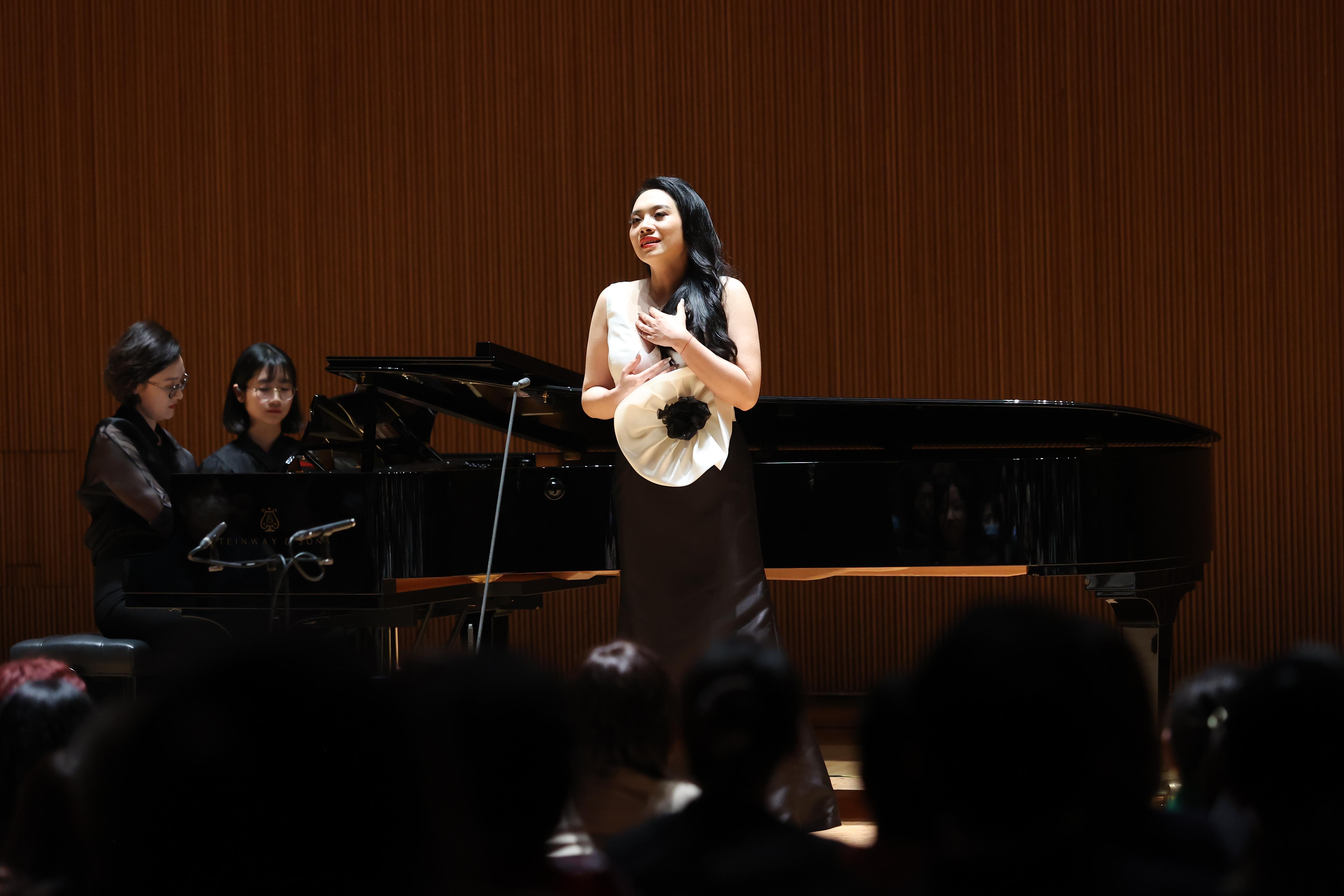 高唱德奧和中國藝術歌曲，女高音高凌媛用歌聲頌愛