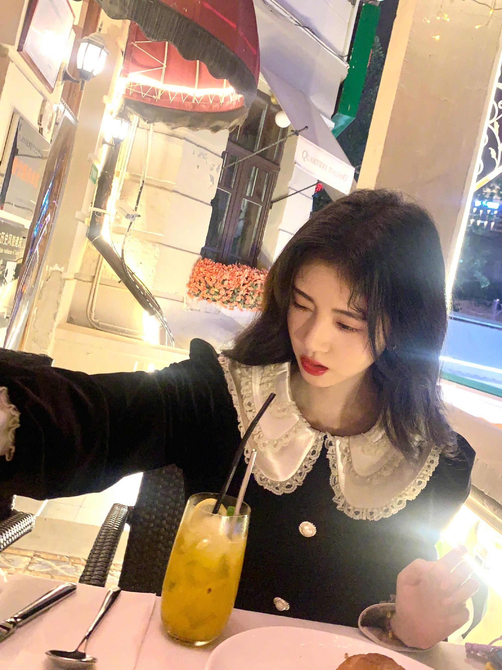 鞠婧禕曬生活隨拍 對鏡淺笑甜美可愛
