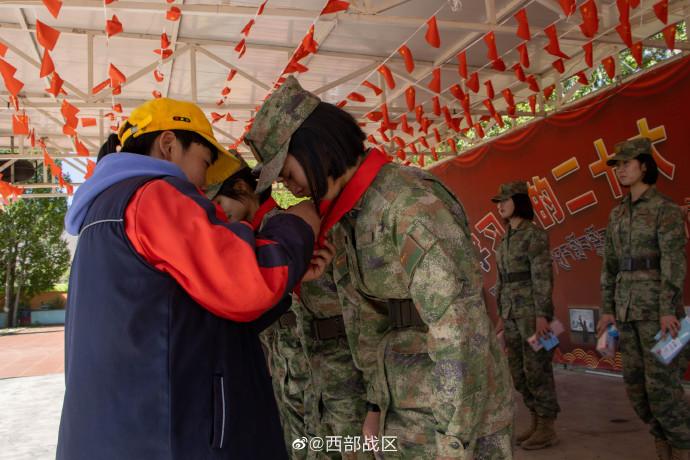 77606部隊女兵班來到駐地小學 爲師生們開展愛國主義教育