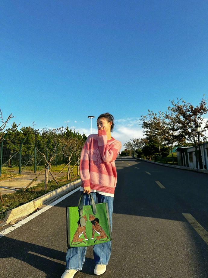 林允分享陽光下隨拍 甜美可愛氛圍感十足