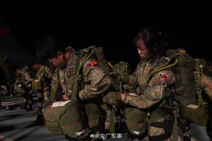 千米高空！跟女兵體驗從運20上跳傘