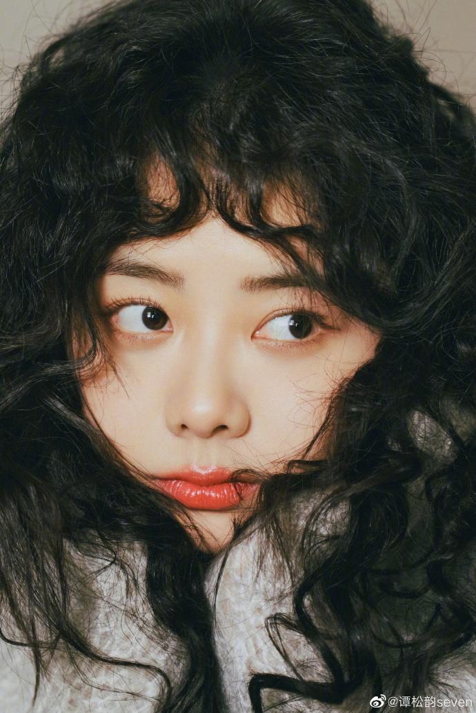 譚松韻寫真大片曝光 羊毛卷造型甜美又俏皮