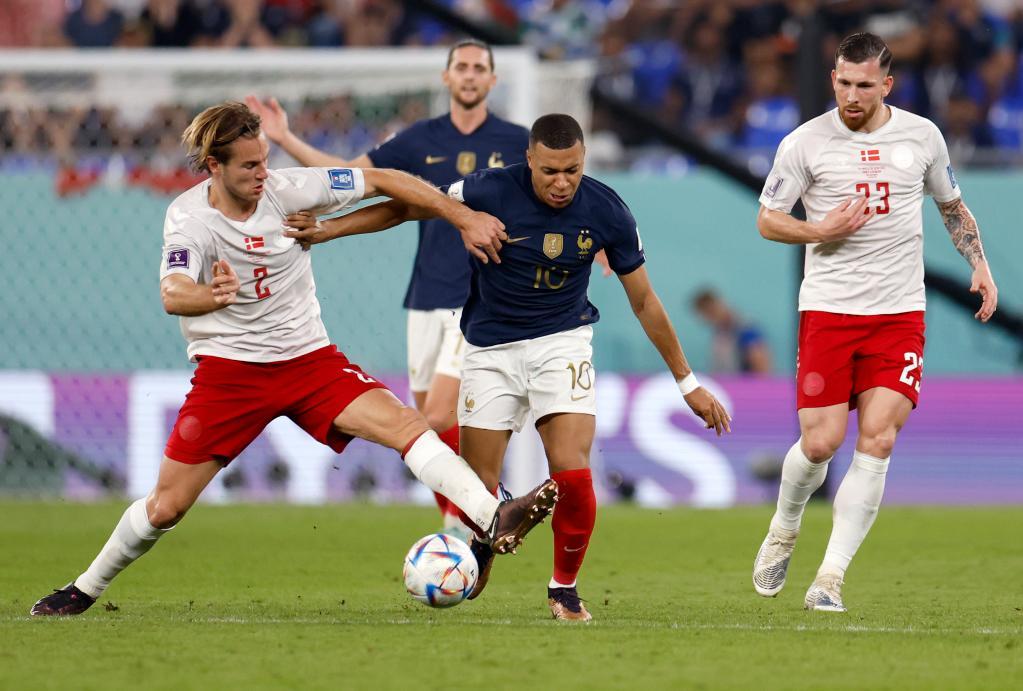 卡塔爾世界盃 | 姆巴佩獨進兩球 法國率先晉級16強