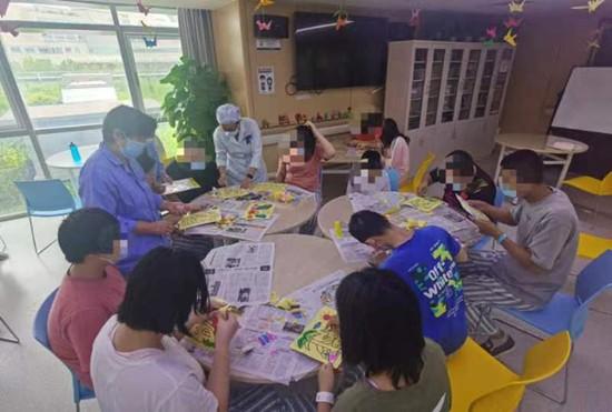 孩子叛逆、裝病逃學、玩手機成癮……可能是患了抑鬱症