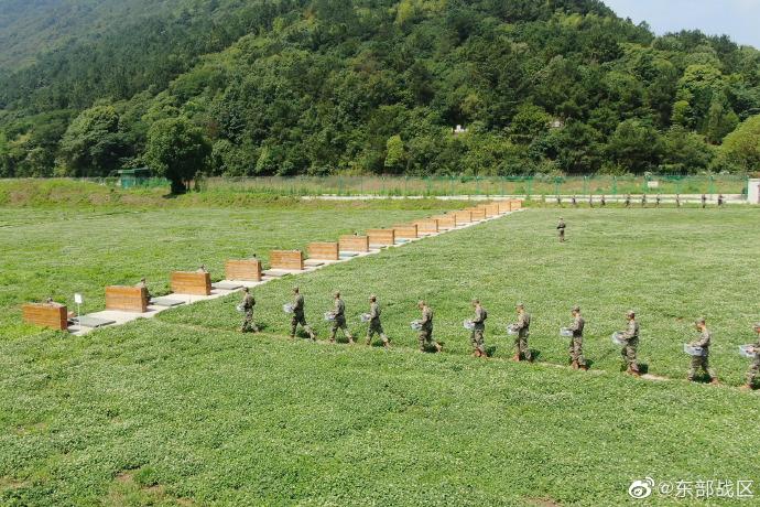 火力全開！東部戰區空軍航空兵某團組織輕武器實彈射擊考覈