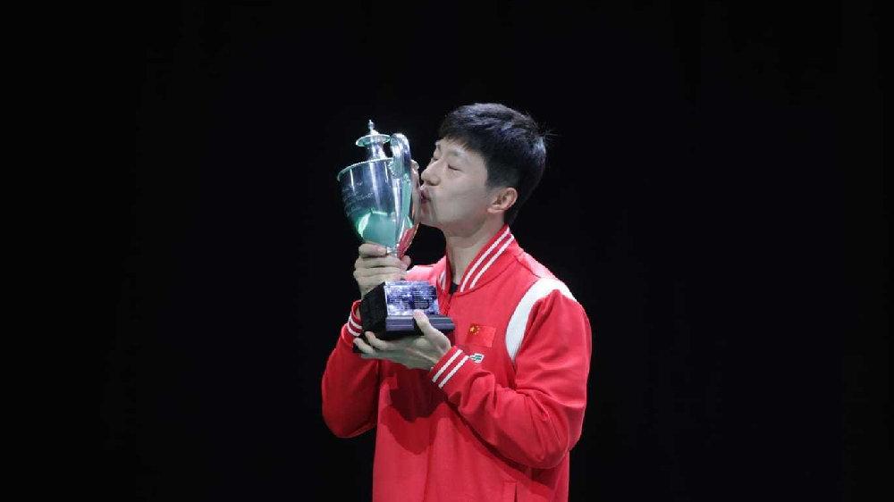 國際乒聯爲中國隊球員馬龍頒發復刻聖•勃萊德杯