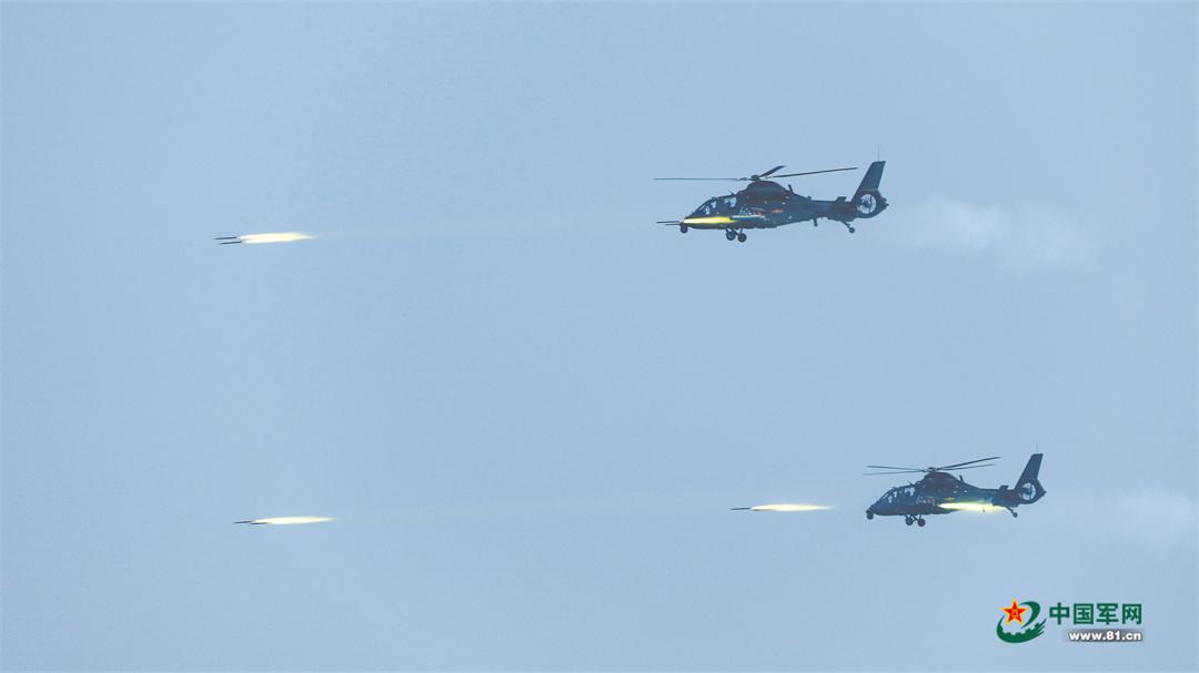 鐵翼飛旋鏖戰急！陸軍某旅直升機跨晝夜實彈射擊演練打響