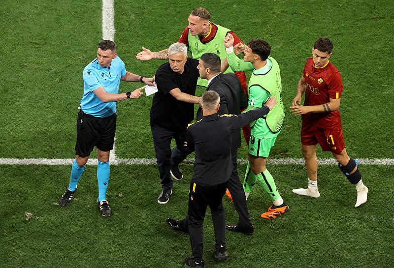 歐聯杯決賽主裁泰勒機場遭球迷圍攻