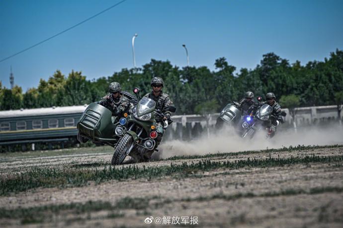 摩托車特種駕駛！一起感受風馳電掣