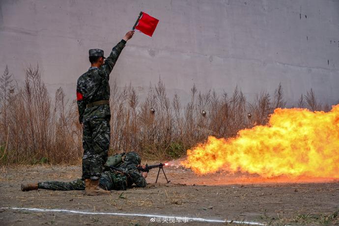 看“火龍”出擊 “點燃”初夏練兵場
