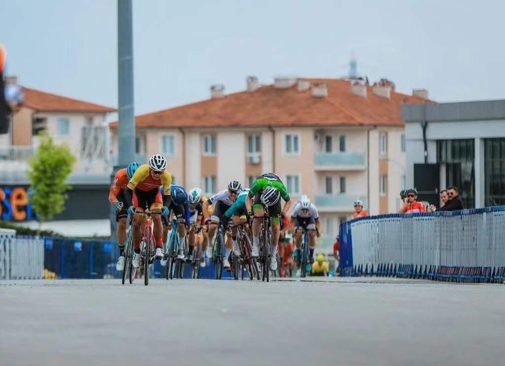 斬獲冠軍，中國自行車隊創造歷史！