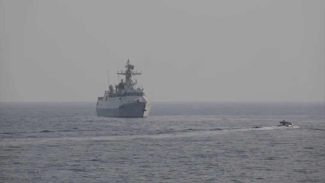 驚險現場！12人遇險，海軍攀枝花艦緊急救援……