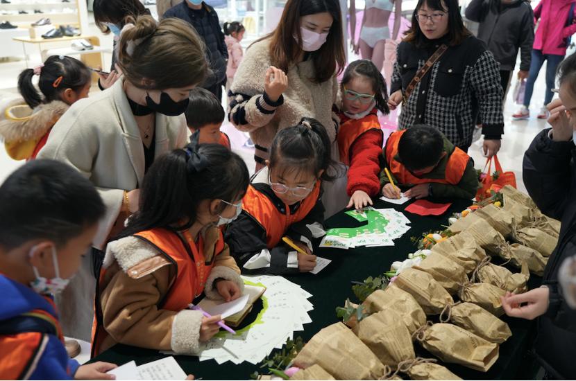 銀泰百貨第十年響應“地球一小時” 全國門店關閉建築外立面光源