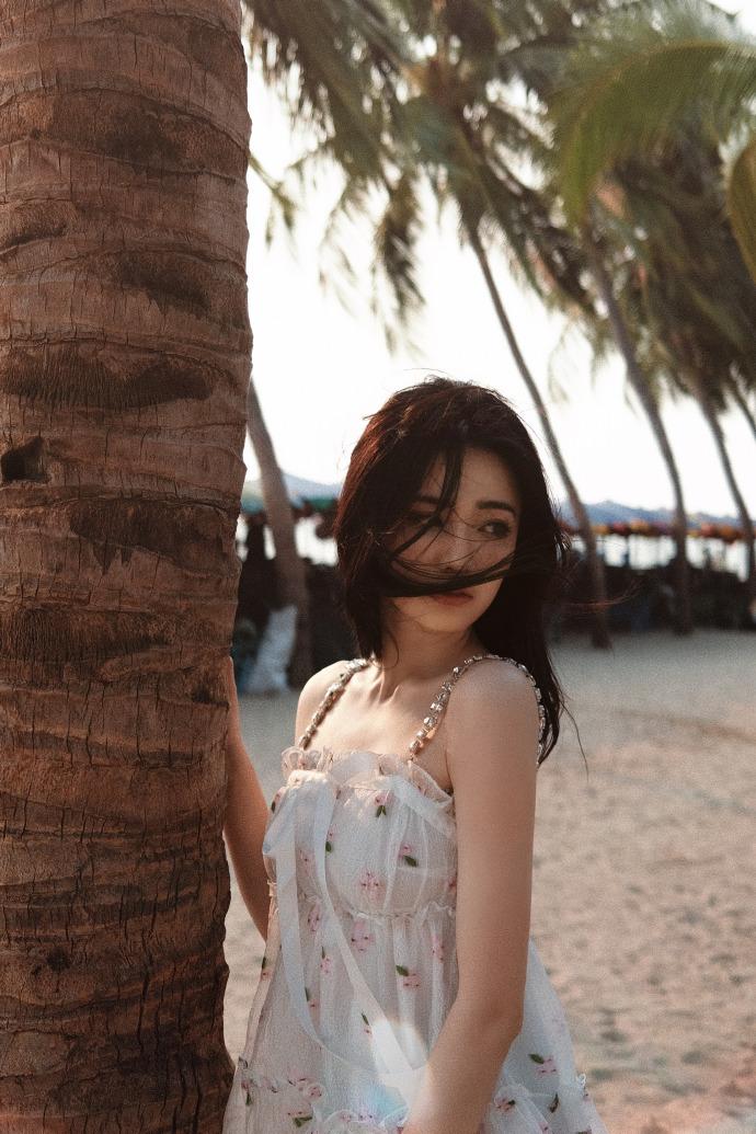 徐璐海島旅行大片 展現夏日慵懶風！