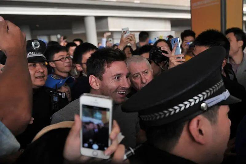 梅西因護照問題被困北京機場？真相曝光：出護照問題的是梅西隊友